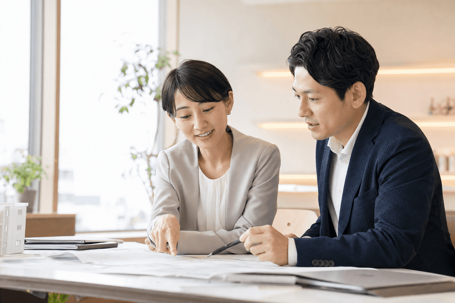 書類を見ながら打ち合わせをする様子